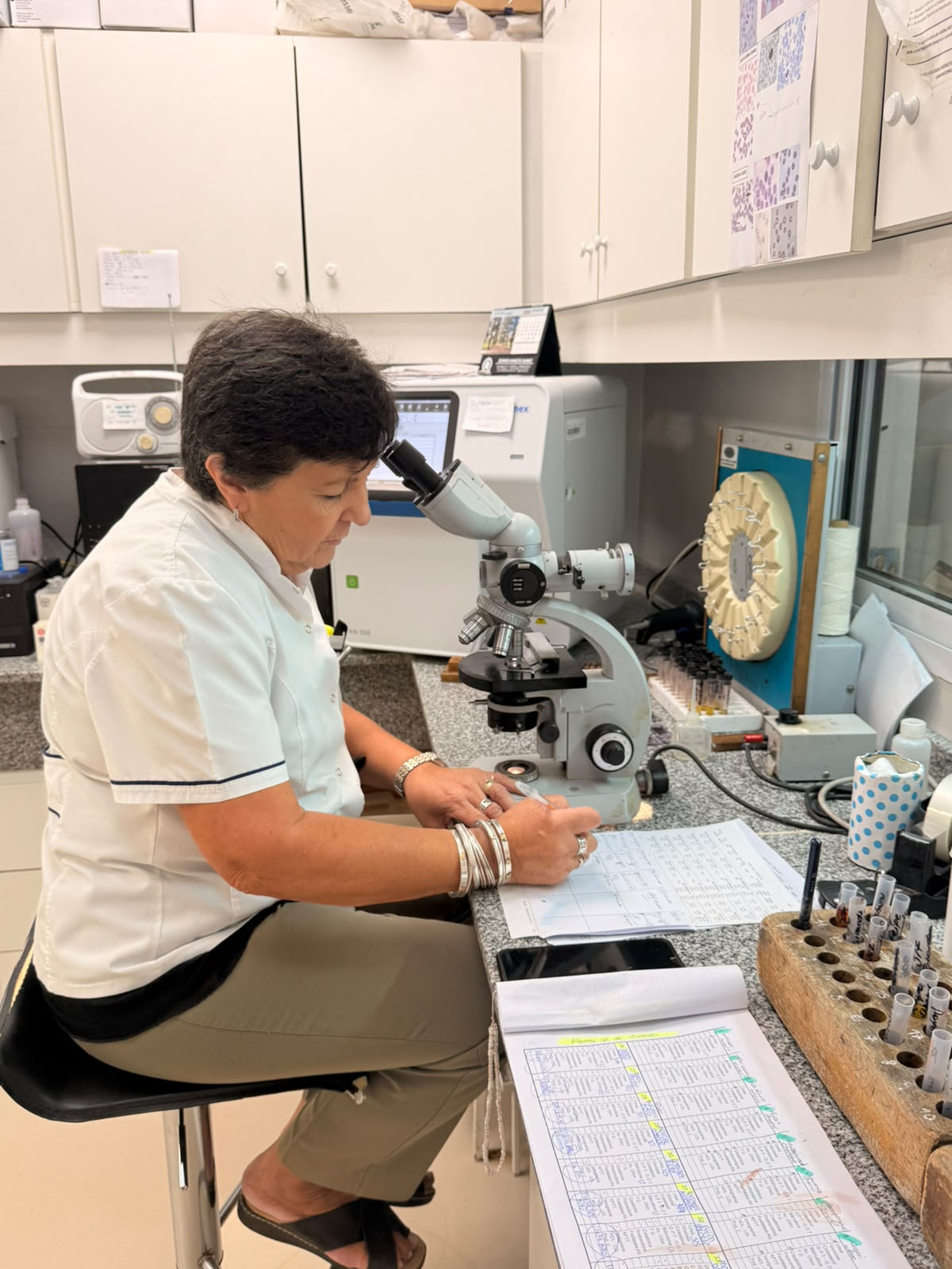 Bioquímica Mónica Franco de Carmignani trabajando en el laboratorio